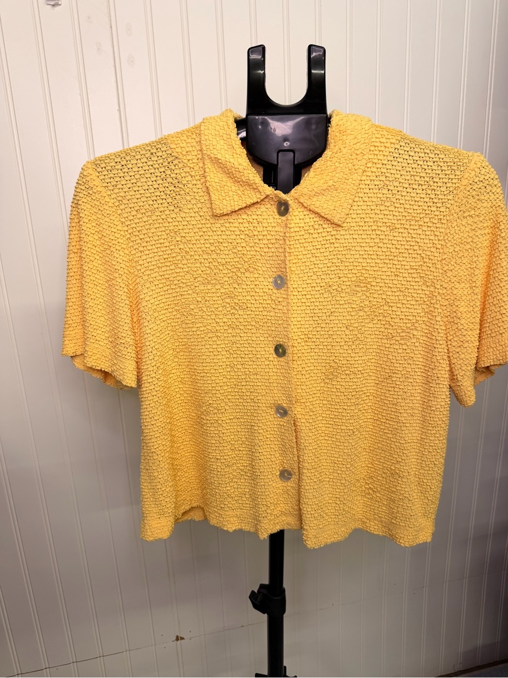 VINTAGE Cropped Yellow Button-Front Knit Shirt with Collar
